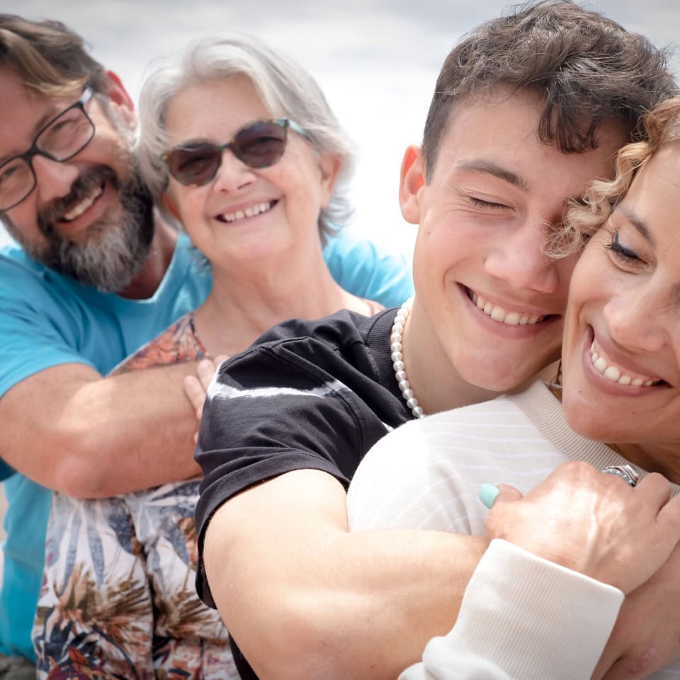 Părinte și adolescent într-o conversație deschisă